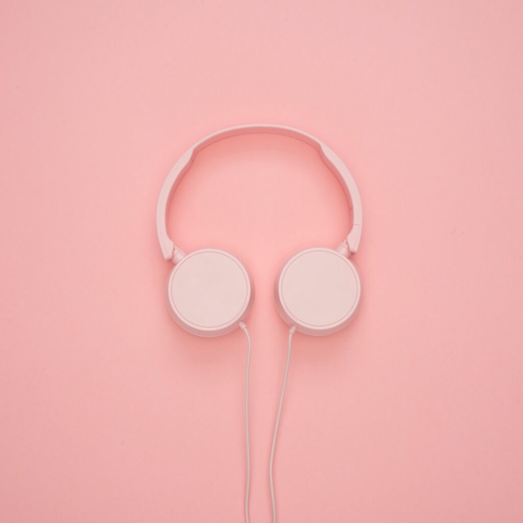 różowe słuchawki
