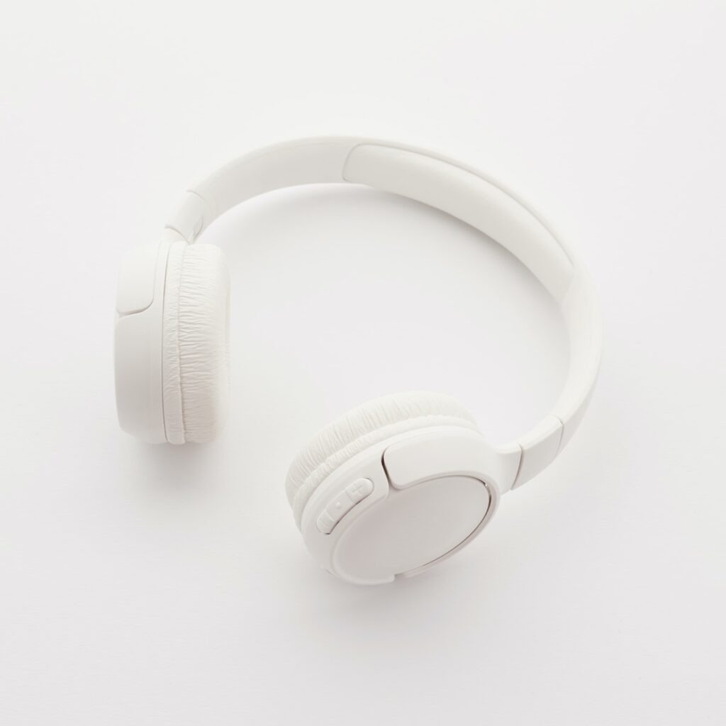białe słuchawki